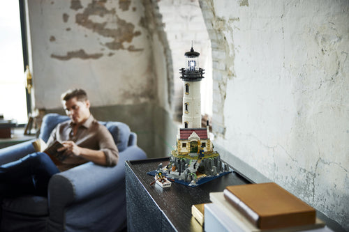LEGO Ideas 21335 – Motoriseret fyrtårn – fyrtårnet udstillet ved en person i en sofa