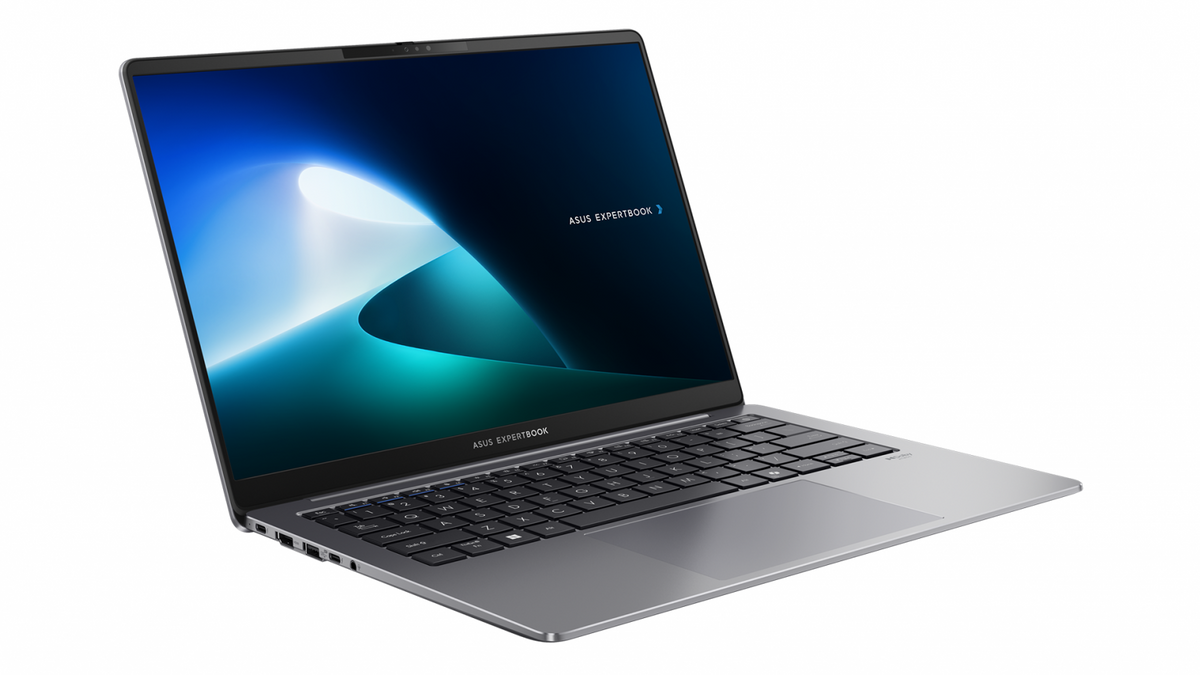 ASUS ExpertBook P5 i Misty Grey set skråt forfra med åbent låg og internationalt QWERTY-tastatur