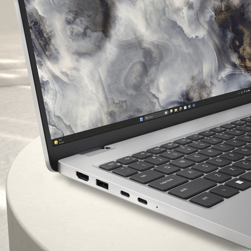 Dell Pro 16 Plus PB16250 – nærbillede af skærm og tastatur