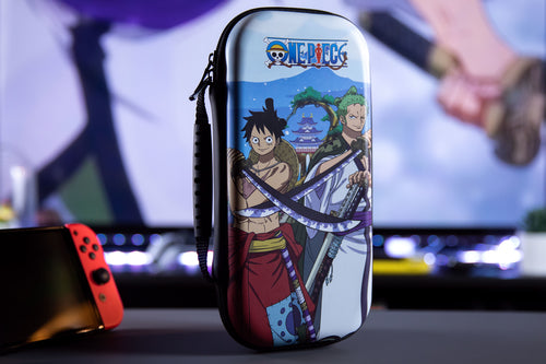 Konix One Piece Wano – etui til Nintendo Switch – produkt i brug, øvrigt udstyr er illustration