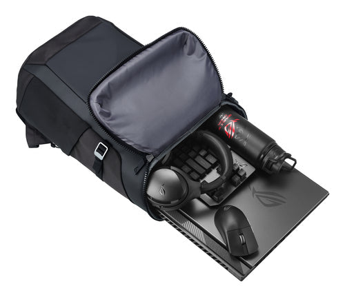 ASUS ROG Ranger BP2701 sort rygsæk åben med computer, tastatur, headset, mus og flaske, som ikke medfølger