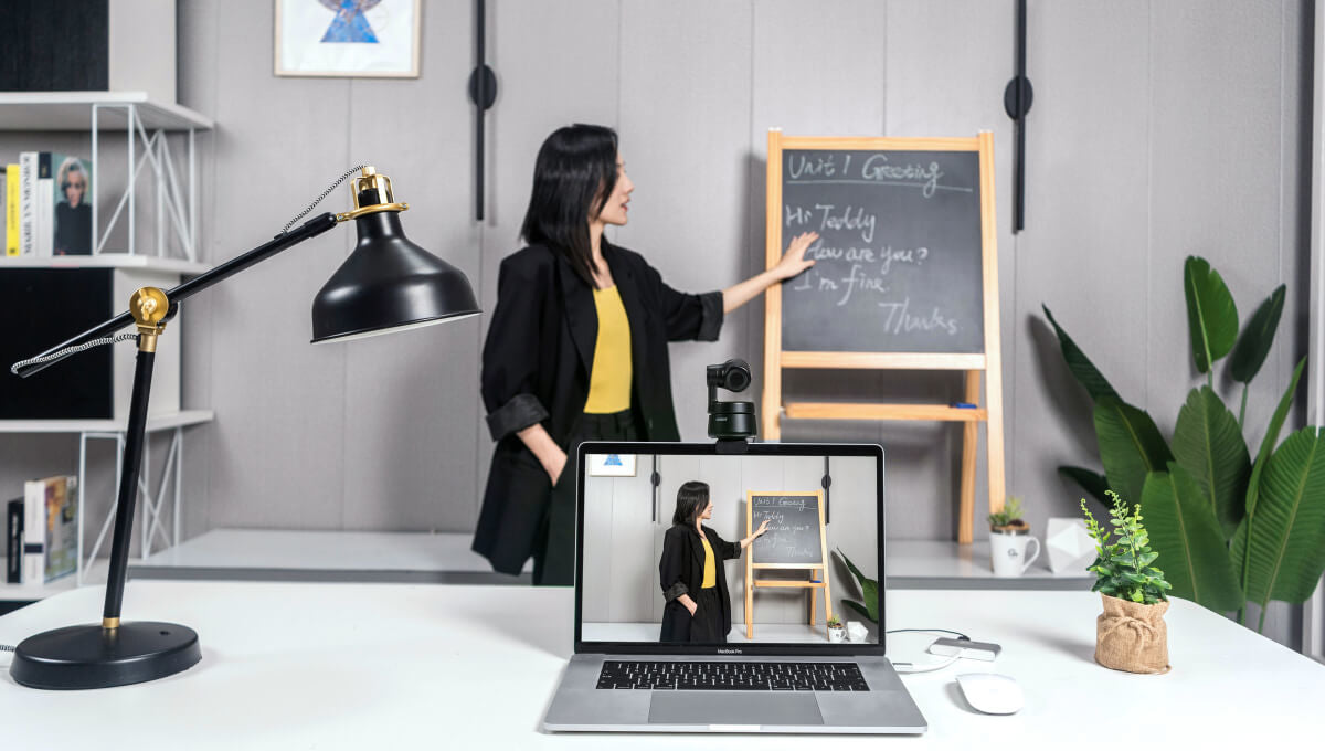 OBSBOT Tiny-webcam i brug til optagelse af undervisning