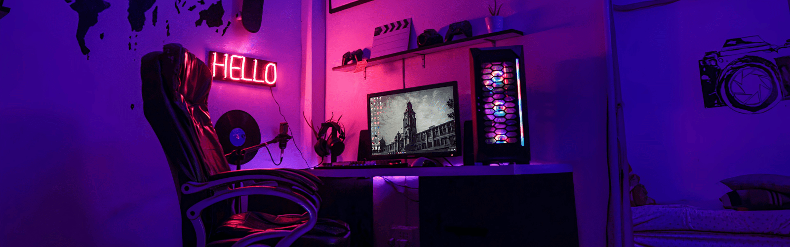 gamer setup med lilla rgb lys
