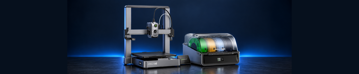 Creality Hi Combo 3D-printer med CFS på en mørk bordflade med blåt lys