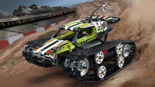 LEGO Technic 42065 – Fjernstyret bæltekøretøj – bæltekøretøjet vist i en scene med klippeunderlag