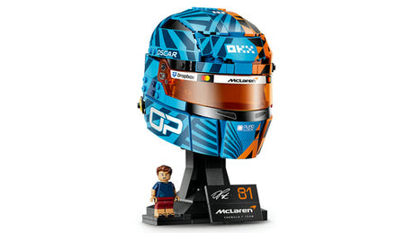 LEGO 43017 Oscar Piastri-hjelm – på udstillingsfod med minifigur