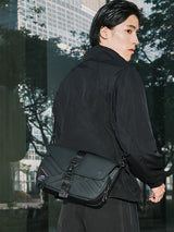 ASUS BC3004 ROG SLASH SLING BAG 4.0 – illustreret i brug