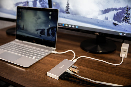 j5create JCD381-N – USB-C-dock med to HDMI-udgange – Dock og skærm som eksempel