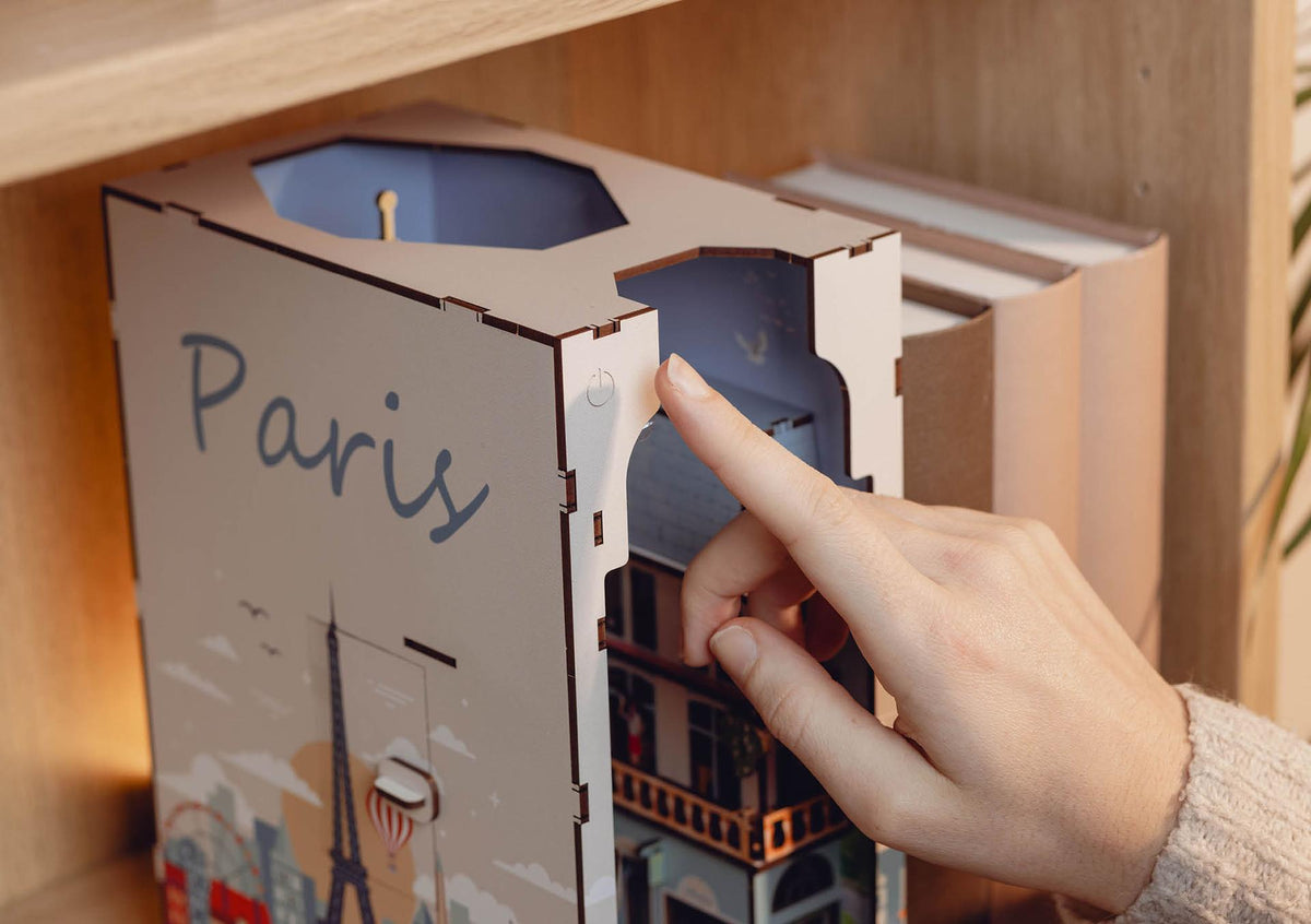 Revell Tiny Adventures Paris – Book Nook med 168 dele – produktbillede 10