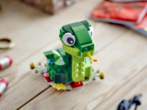 LEGO Iconic 40707 – Slangens år – den byggede slange på et træbord