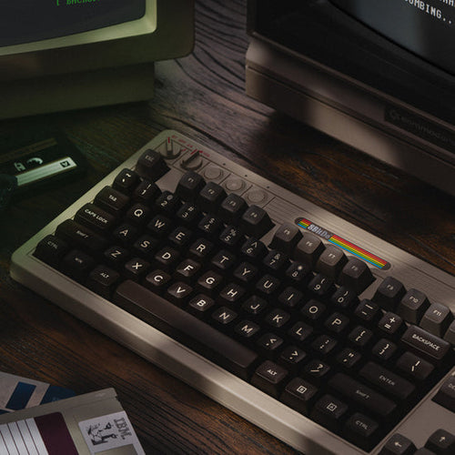 8BitDo Retro 87 Mechanical Keyboard C64 Edition ISO UK – Tastatur og joystick i opsætning