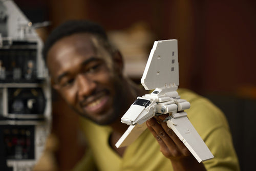 LEGO Star Wars 75419 – Dødsstjernen – nærbillede af den kejserlige færge med en bygger