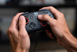 Turtle Beach Rematch Wired – Switch-controller – Sort – controller i hænder; producentillustration