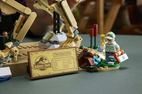 LEGO Jurassic World 77985 Triceratops-fossil – nærbillede af navneskilt og minifigur