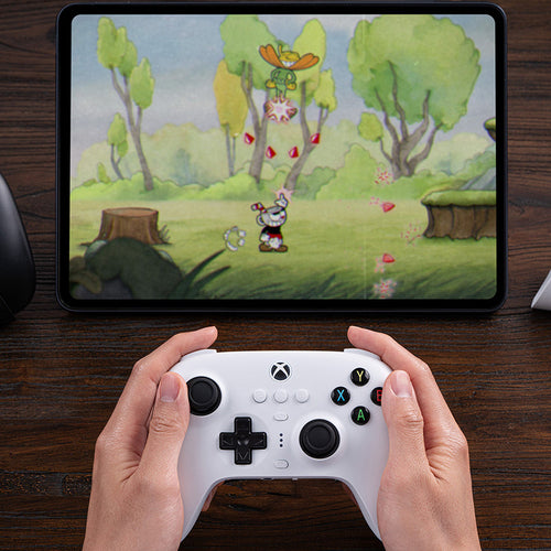 8BitDo Ultimate 3-mode Controller Xbox/PC Hvid – Controller i brug med tablet, tablet medfølger ikke