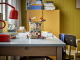 LEGO Marvel Spider-Man 76317 – Peter Parkers lejlighed – lejlighedsmodellen udstillet på et bord