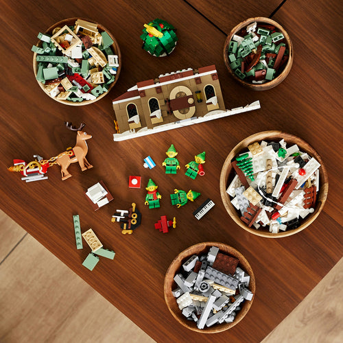 LEGO Icons 10275 – Nisse-klubhus – klodser og delvist bygget klubhus set ovenfra