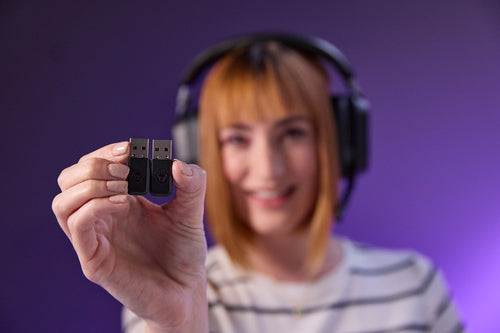 Turtle Beach Stealth 700 Gen 3 – trådløst PC-headset, sort – USB-sender i nærbillede