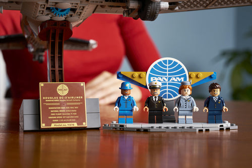 LEGO Icons 11378 – Pan Am-minifigurer og informationsplade