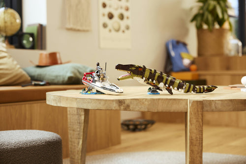 LEGO Jurassic World 76974 – Bådmission: Klodsbygget mosasaur – færdige modeller udstillet på et bord