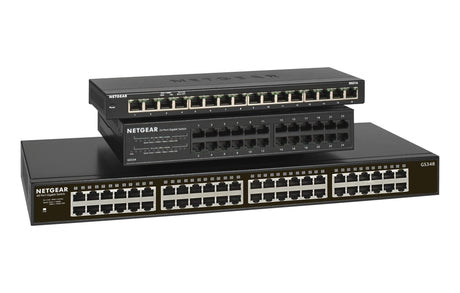 NETGEAR GS348 Gigabit-switch – vist sammen med to andre NETGEAR-switches
