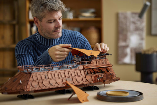 LEGO Star Wars 75397 – Jabbas sejlpram – bygger tager sejl af modellen