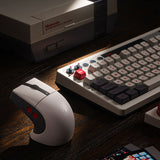 8BitDo Retro R8 N Edition – gamingmus med ladestation – Mus ved tastatur