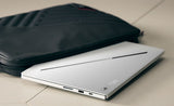 ASUS ROG Zephyrus G14 GU405AP-SY005W Copilot+ PC – set skråt forfra (vinkel 4); tastaturlayout illustrativt