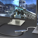 j5create JCD390-N – 4K60 USB-C-multiadapter – 10 Gbit/s – adapter ved skærm; producentillustration