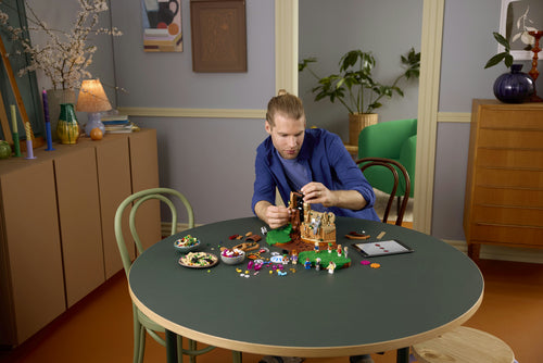LEGO Ideas 21360 – Willy Wonka og chokoladefabrikken – bygger samler fabrikken ved et bord