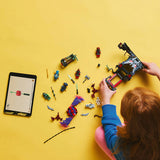 LEGO NINJAGO 71841 – Dragonisk stormlandsby – barn bygger landsbyen med klodser og digital vejledning på tablet