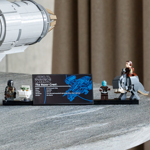 LEGO Star Wars 75331 – The Razor Crest – nærbillede af karakterer ved rumskibet