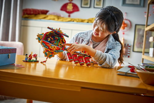 LEGO 80118 – Lykkefyrværkeri – lykkefyrværkeriet samles ved et bord