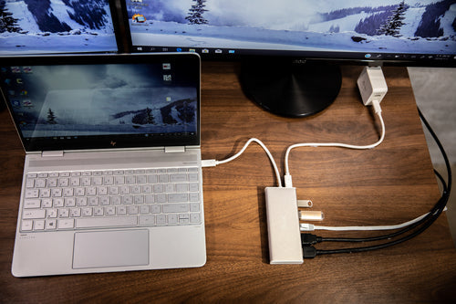 j5create JCD381-N – USB-C-dock med to HDMI-udgange – Arbejdsbord som eksempel