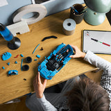 LEGO Technic 42217 – Chevrolet Corvette Stingray – Blå – bilmodel og klodser under byggeri
