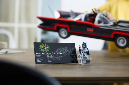 LEGO DC 76328 – Batman: Batmobil fra 1960'ernes tv-serie – Batman-minifigur og faktaplade foran bilen