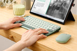 ASUS Marshmallow KW100 Bluetooth-tastatur – illustreret i brug (vinkel 2)