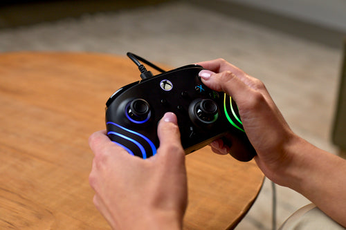 Turtle Beach Afterglow Wave Wired – Xbox/PC, sort – Controller i hænder