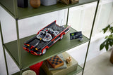 LEGO DC 76328 – Batman: Batmobil fra 1960'ernes tv-serie – Batmobilen med faktaplade på en reolhylde