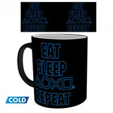 PlayStation Eat Sleep Repeat varmefølsomt krus – 320 ml