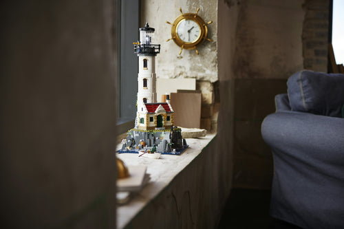 LEGO Ideas 21335 – Motoriseret fyrtårn – fyrtårnet udstillet på en vindueskarm