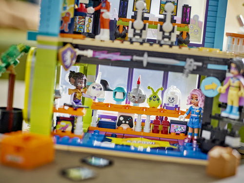 LEGO Friends 42674 – nærbillede af minidukker og butiksfacade