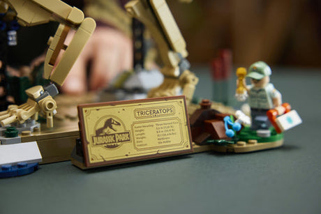 LEGO Jurassic World 77985 Triceratops-fossil – nærbillede af navneskilt og minifigurer