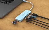 j5create JCD373EC – USB-C multiport-hub – Cyan – Hub tilsluttet laptop og ekstra udstyr som eksempel