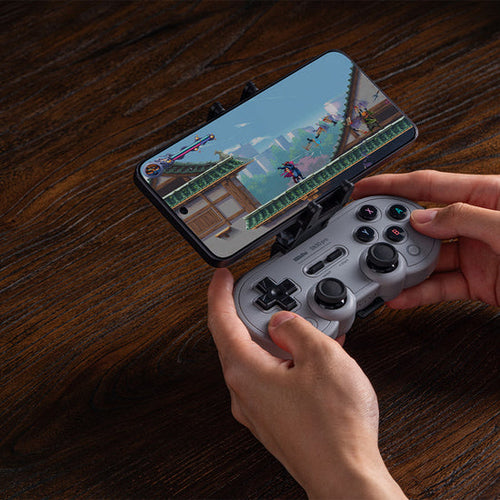 8BitDo mobilholder til SN30 Pro – Holder i brug med telefon og SN30 Pro, telefon og controller medfølger ikke