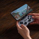 8BitDo mobilholder til SN30 Pro – Holder i brug med telefon og SN30 Pro, telefon og controller medfølger ikke