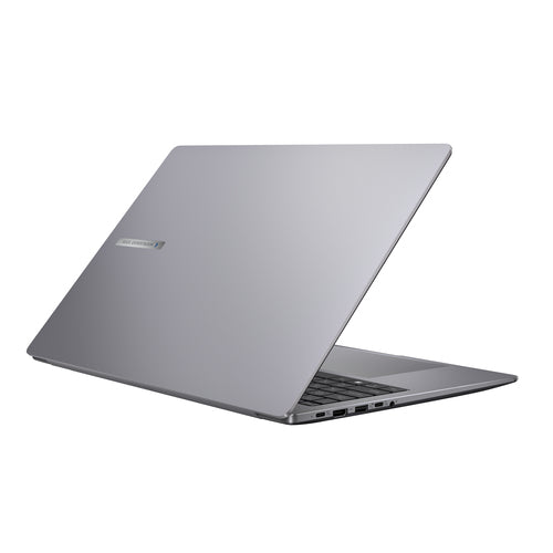 ASUS ExpertBook P3 PM3606CKA-MB0196X Copilot+ PC – set skråt forfra (vinkel 3); tastaturlayout illustrativt