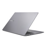ASUS ExpertBook P3 PM3606CKA-MB0196X Copilot+ PC – set skråt forfra (vinkel 3); tastaturlayout illustrativt