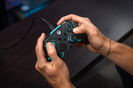 Turtle Beach Rematch Advanced Titan Steel – Xbox/PC – Controller i hænder