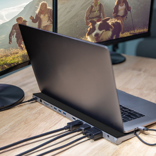 j5create JCD543P – dock til tre skærme med 100 W oplader – Laptop med tilsluttet udstyr som eksempel